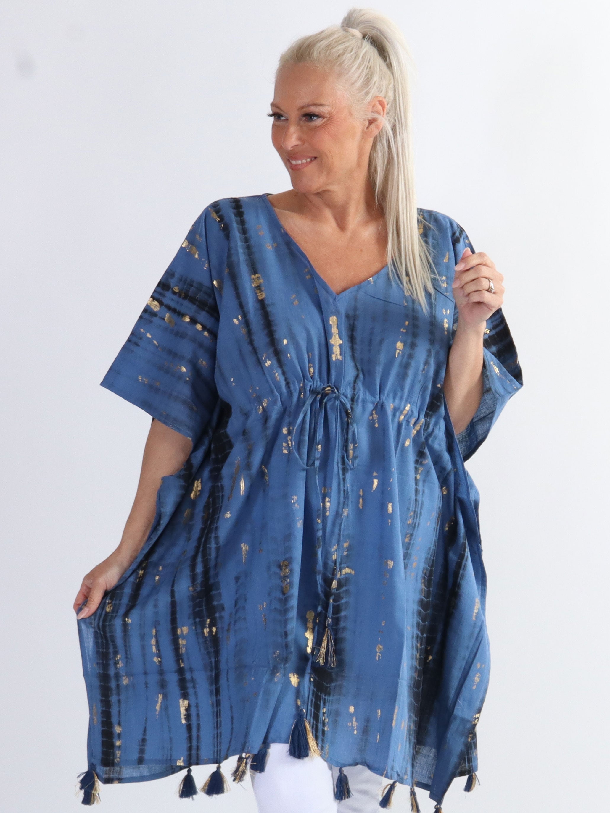 Tulle - Lätt plus size tunika med guldfärgade ränder och band - Blue